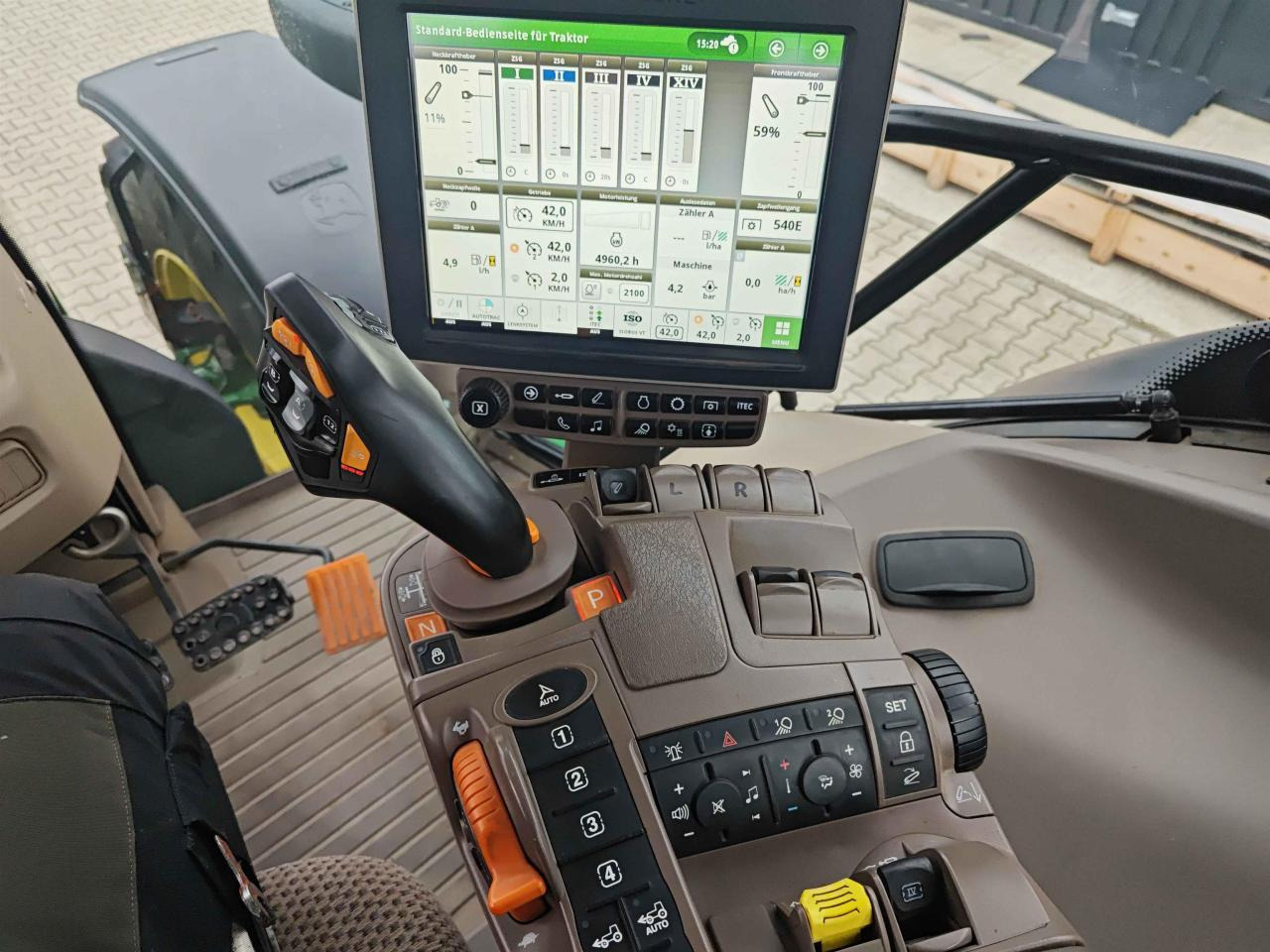 Traktor John Deere 6215R: 10 kép.