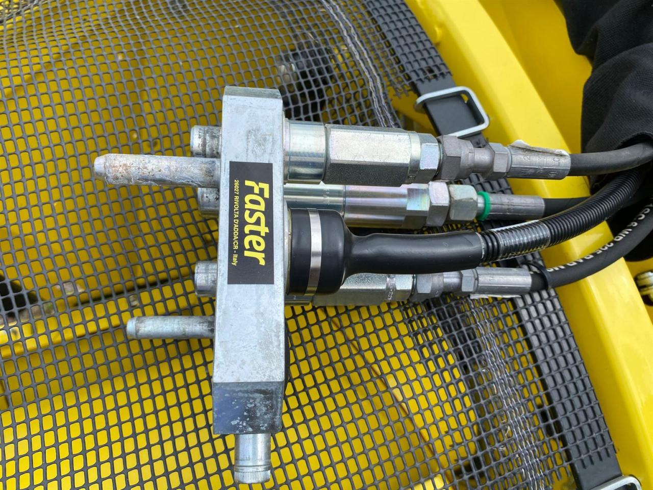 John Deere 639 - Takarmánybetakarító gép: 3 kép. John Deere 639 - Takarmánybetakarító gép: 3 kép.