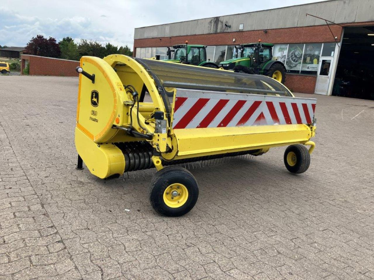 John Deere 639 - Takarmánybetakarító gép: 4 kép. John Deere 639 - Takarmánybetakarító gép: 4 kép.