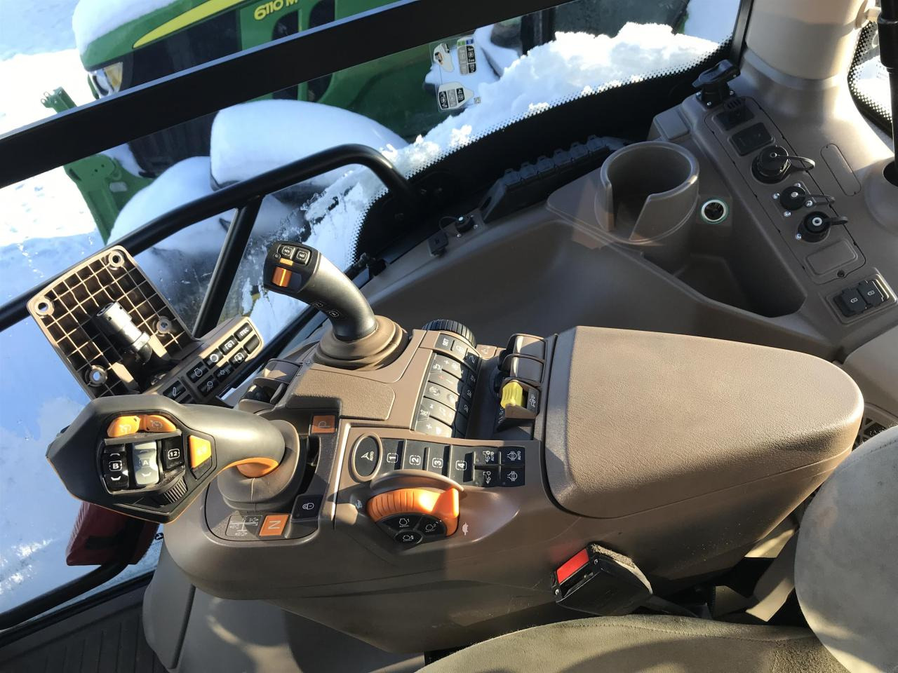 Traktor John Deere 6R 140: 6 kép.