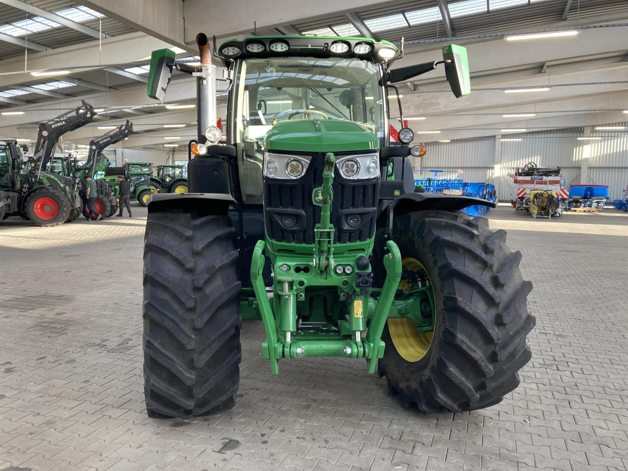 John Deere 6R 185 - Traktor: 4 kép. John Deere 6R 185 - Traktor: 4 kép.