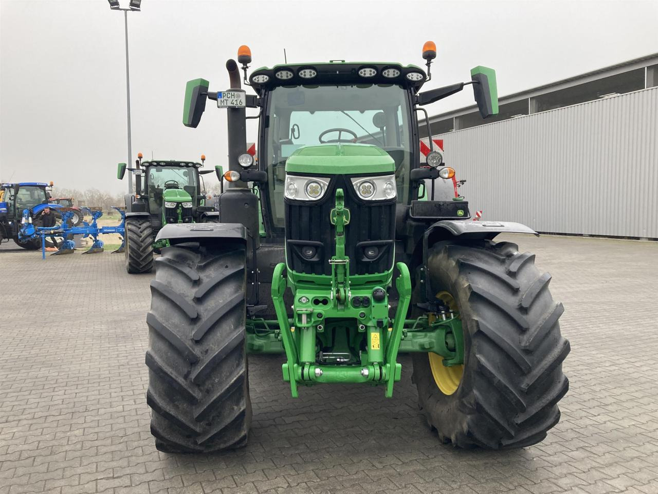 John Deere 6R 215 - Traktor: 1 kép. John Deere 6R 215 - Traktor: 1 kép.