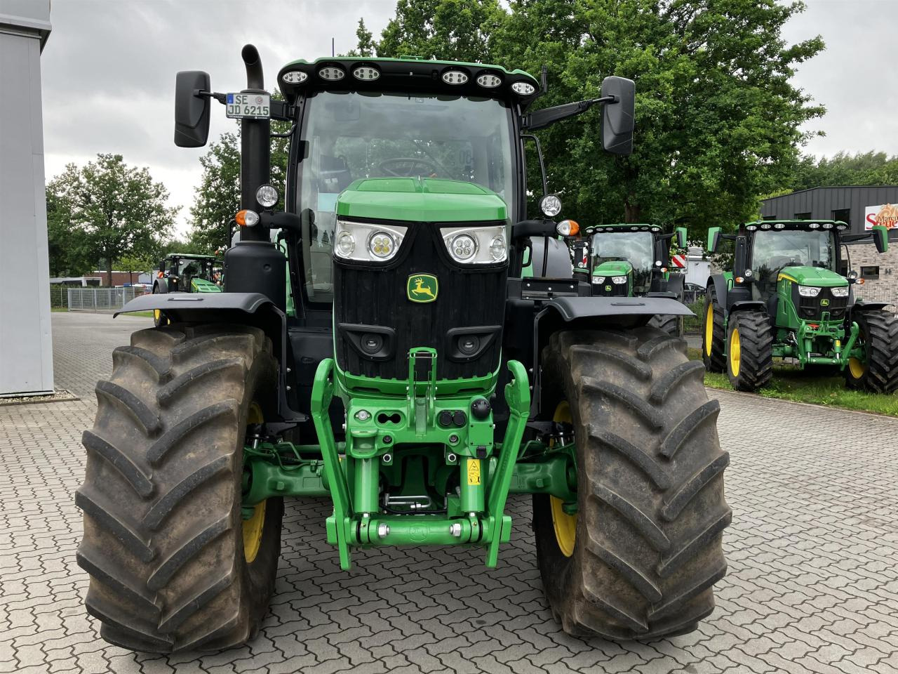 John Deere 6R 215 - Traktor: 2 kép. John Deere 6R 215 - Traktor: 2 kép.