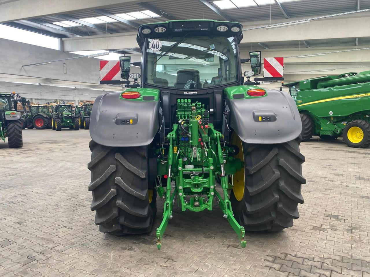 John Deere 6R 215 - Traktor: 5 kép. John Deere 6R 215 - Traktor: 5 kép.