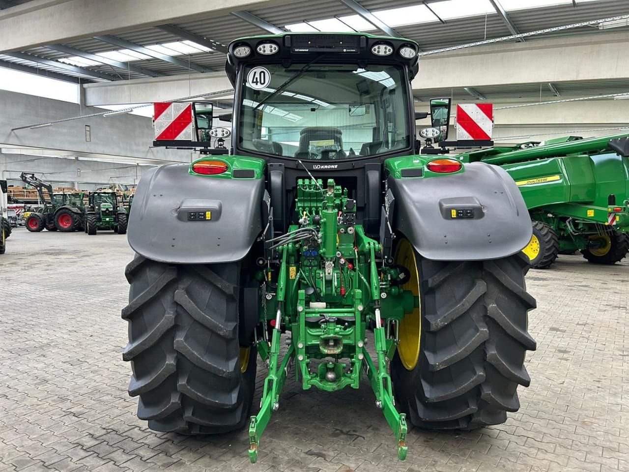 John Deere 6R 215 - Traktor: 3 kép. John Deere 6R 215 - Traktor: 3 kép.