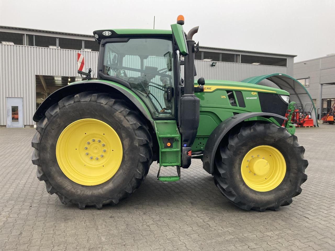 John Deere 6R 215 - Traktor: 4 kép. John Deere 6R 215 - Traktor: 4 kép.