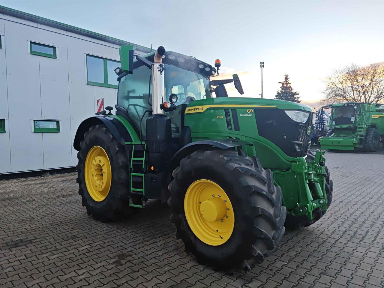 John Deere 6R 250 - Traktor: 1 kép. John Deere 6R 250 - Traktor: 1 kép.