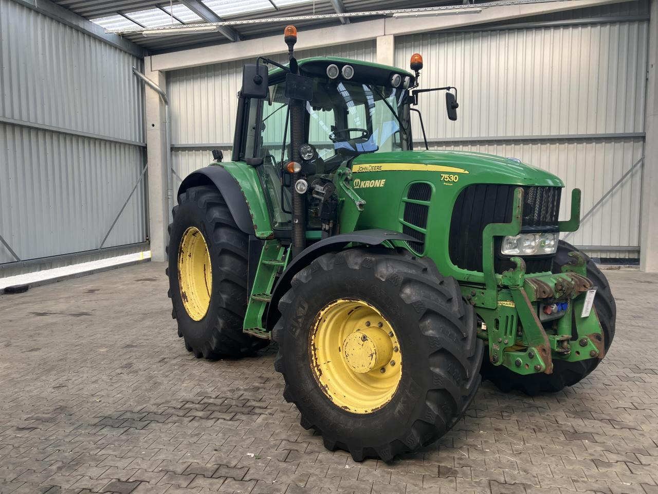 John Deere 7530 PREMIUM - Traktor: 2 kép. John Deere 7530 PREMIUM - Traktor: 2 kép.