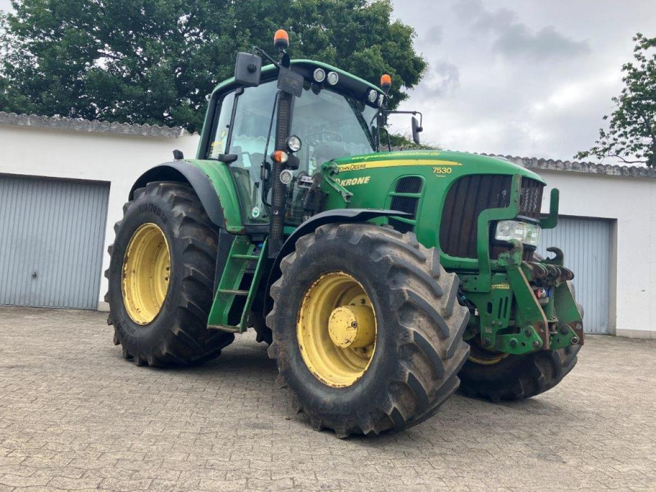 John Deere 7530 PREMIUM - Traktor: 3 kép. John Deere 7530 PREMIUM - Traktor: 3 kép.