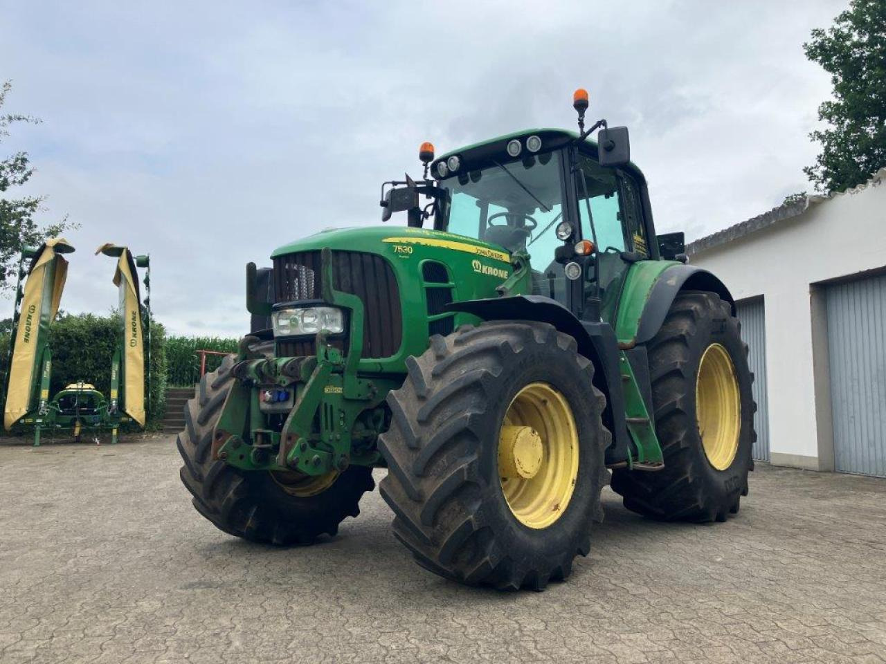 John Deere 7530 PREMIUM - Traktor: 2 kép. John Deere 7530 PREMIUM - Traktor: 2 kép.