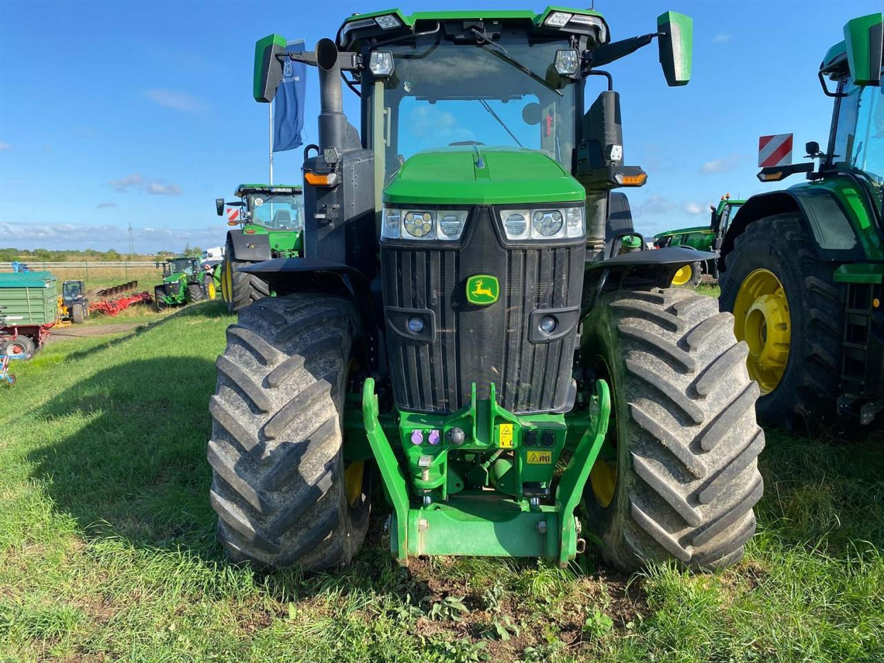 John Deere 7R 330 - Traktor: 3 kép. John Deere 7R 330 - Traktor: 3 kép.