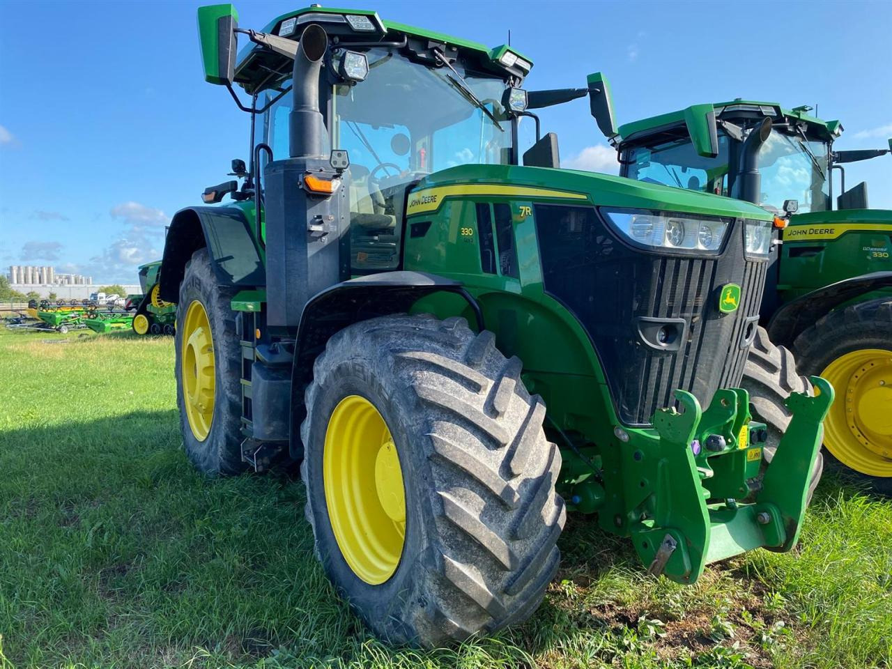 John Deere 7R 330 - Traktor: 2 kép. John Deere 7R 330 - Traktor: 2 kép.