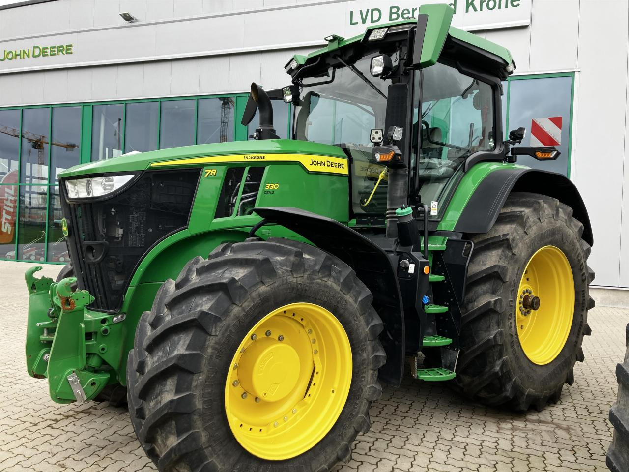 John Deere 7R 330 - Traktor: 1 kép. John Deere 7R 330 - Traktor: 1 kép.