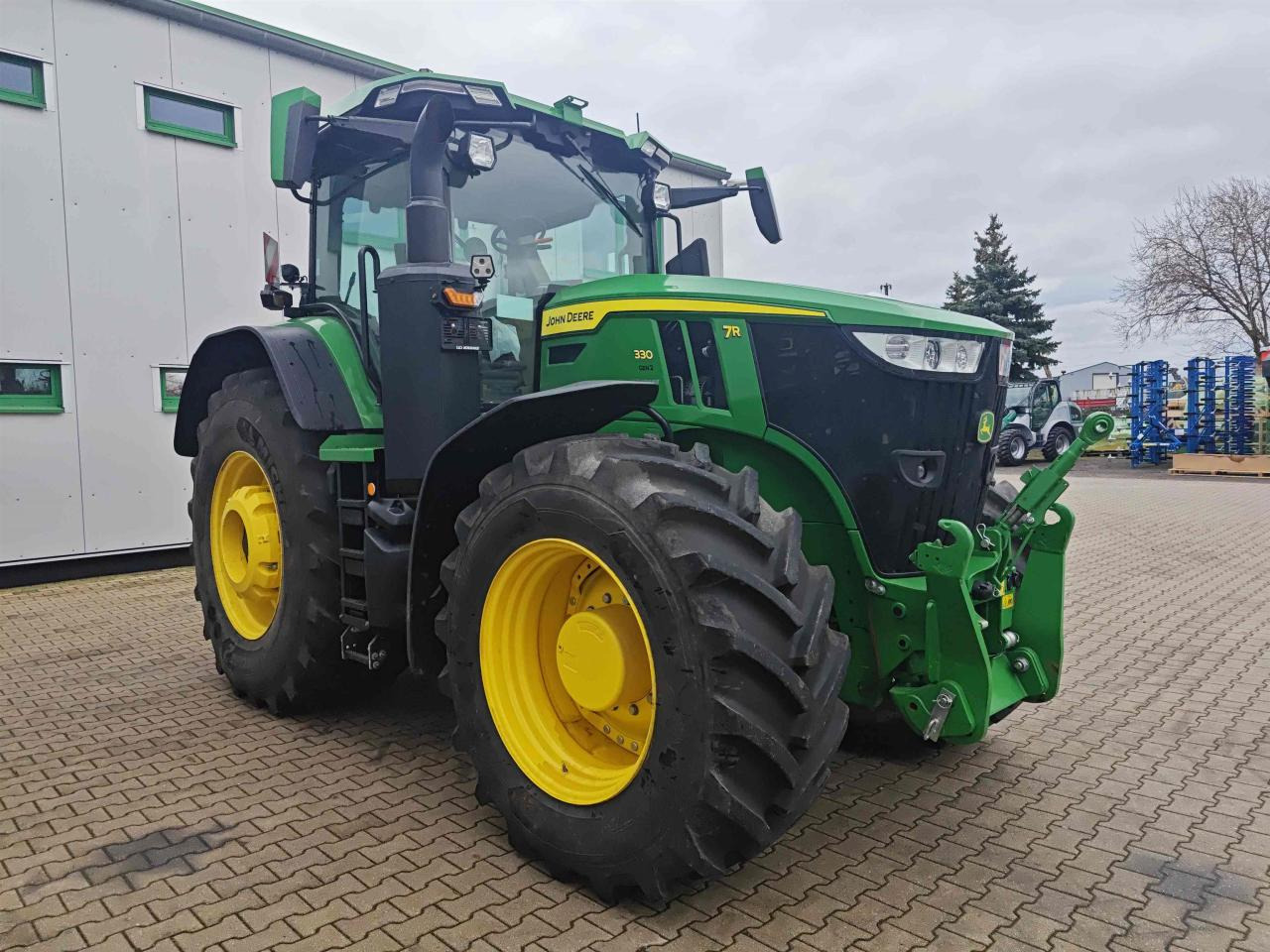John Deere 7R 330 - Traktor: 1 kép. John Deere 7R 330 - Traktor: 1 kép.