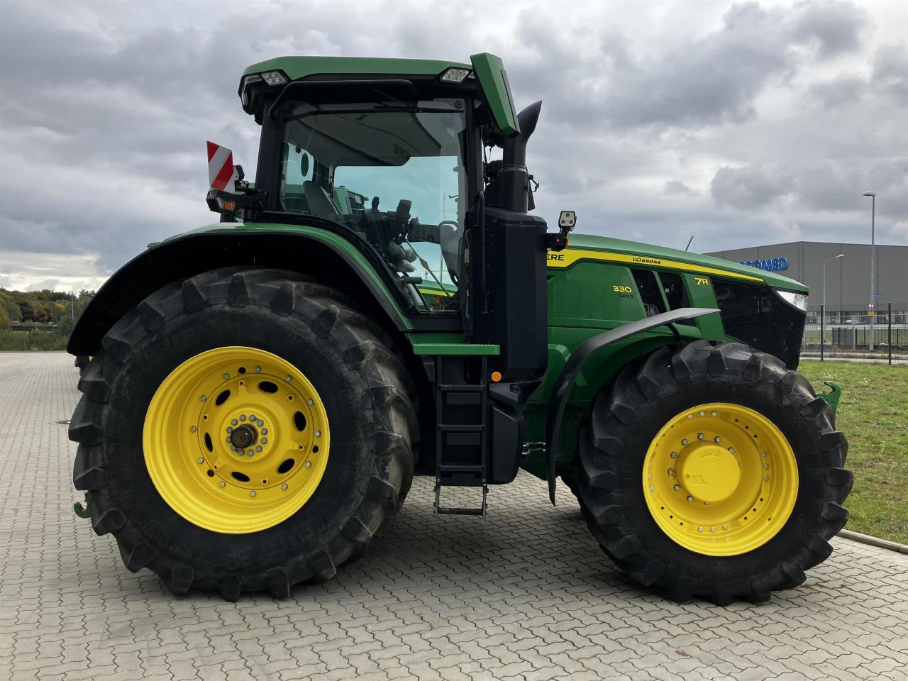 John Deere 7R 330 - Traktor: 2 kép. John Deere 7R 330 - Traktor: 2 kép.