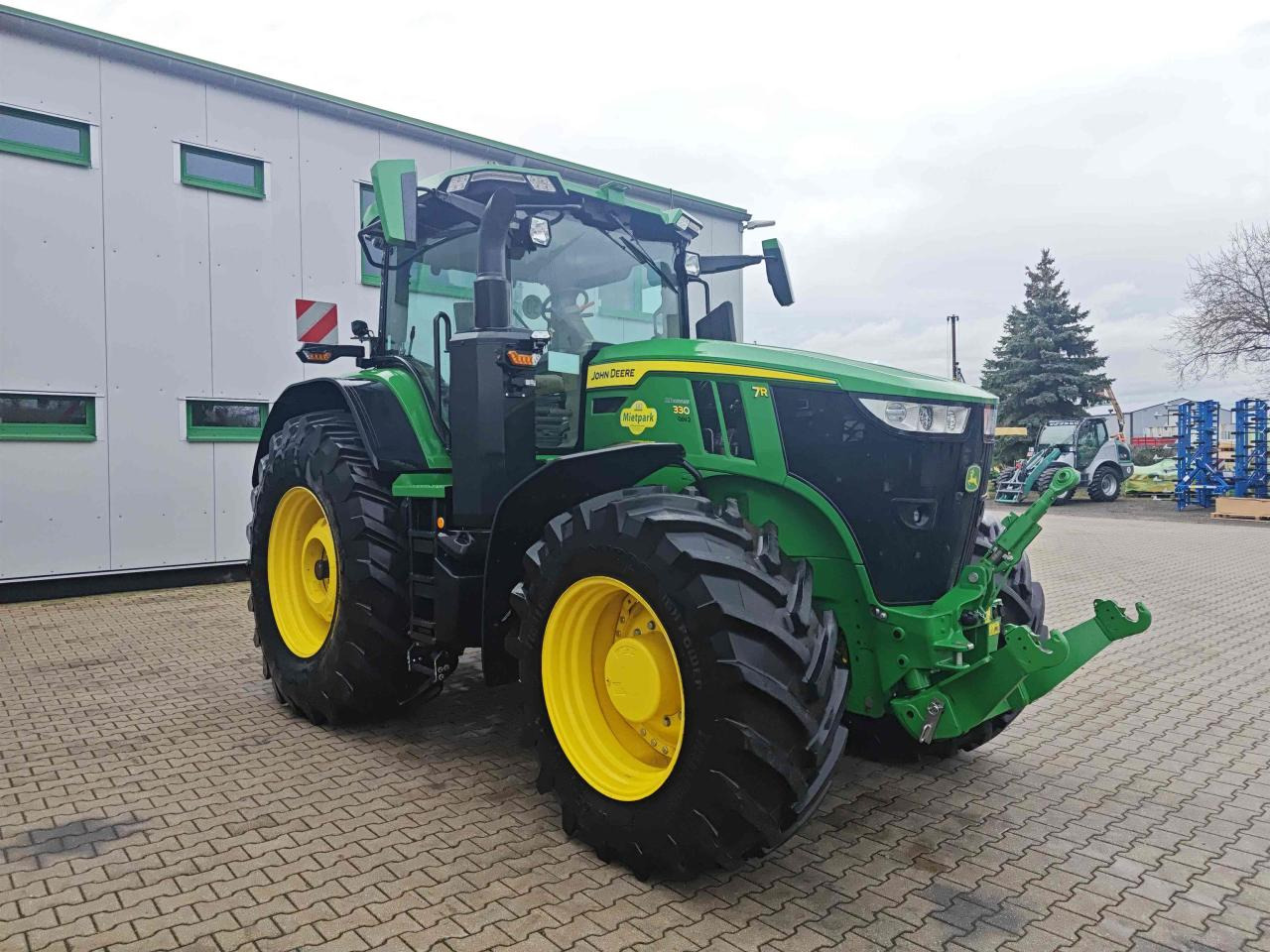John Deere 7R 330 - Traktor: 1 kép. John Deere 7R 330 - Traktor: 1 kép.