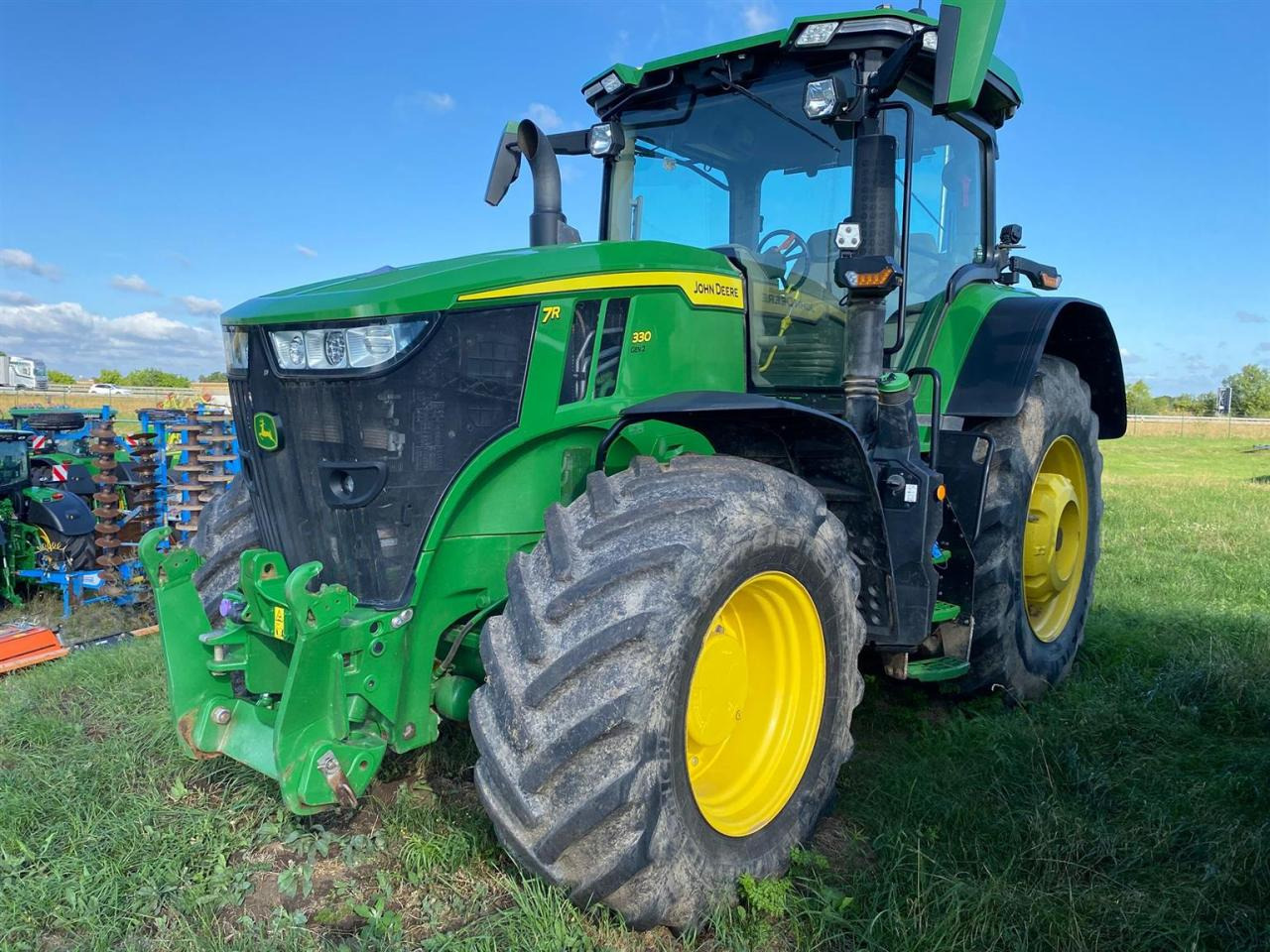 John Deere 7R 330 - Traktor: 1 kép. John Deere 7R 330 - Traktor: 1 kép.