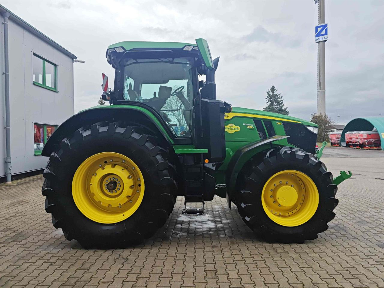 John Deere 7R 330 - Traktor: 2 kép. John Deere 7R 330 - Traktor: 2 kép.