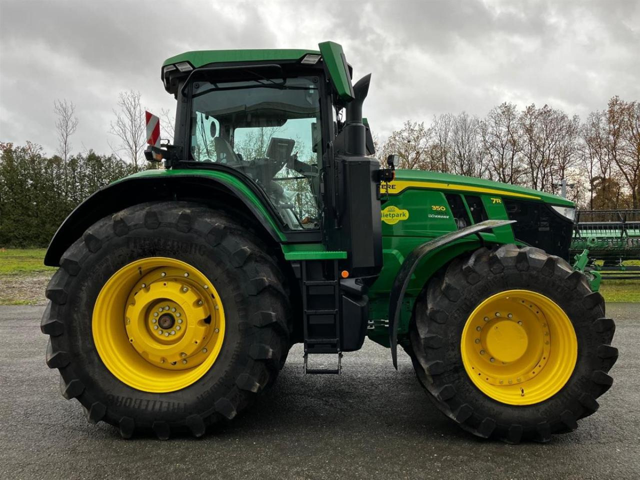 John Deere 7R 350 - Traktor: 2 kép. John Deere 7R 350 - Traktor: 2 kép.