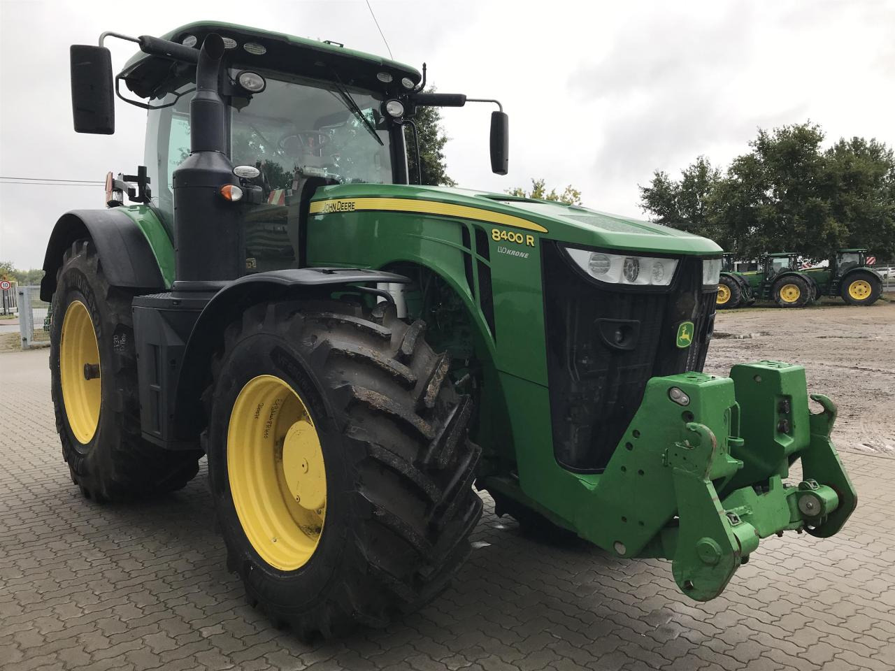 John Deere 8400R - Traktor: 2 kép. John Deere 8400R - Traktor: 2 kép.