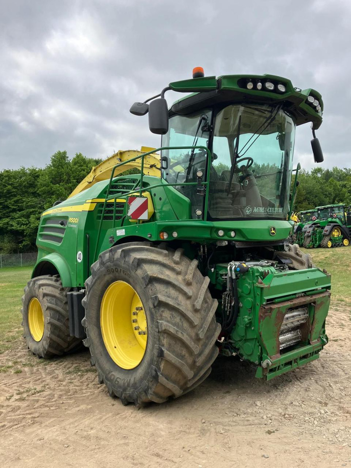 John Deere 8500 - Önjáró szecskázógép: 2 kép. John Deere 8500 - Önjáró szecskázógép: 2 kép.