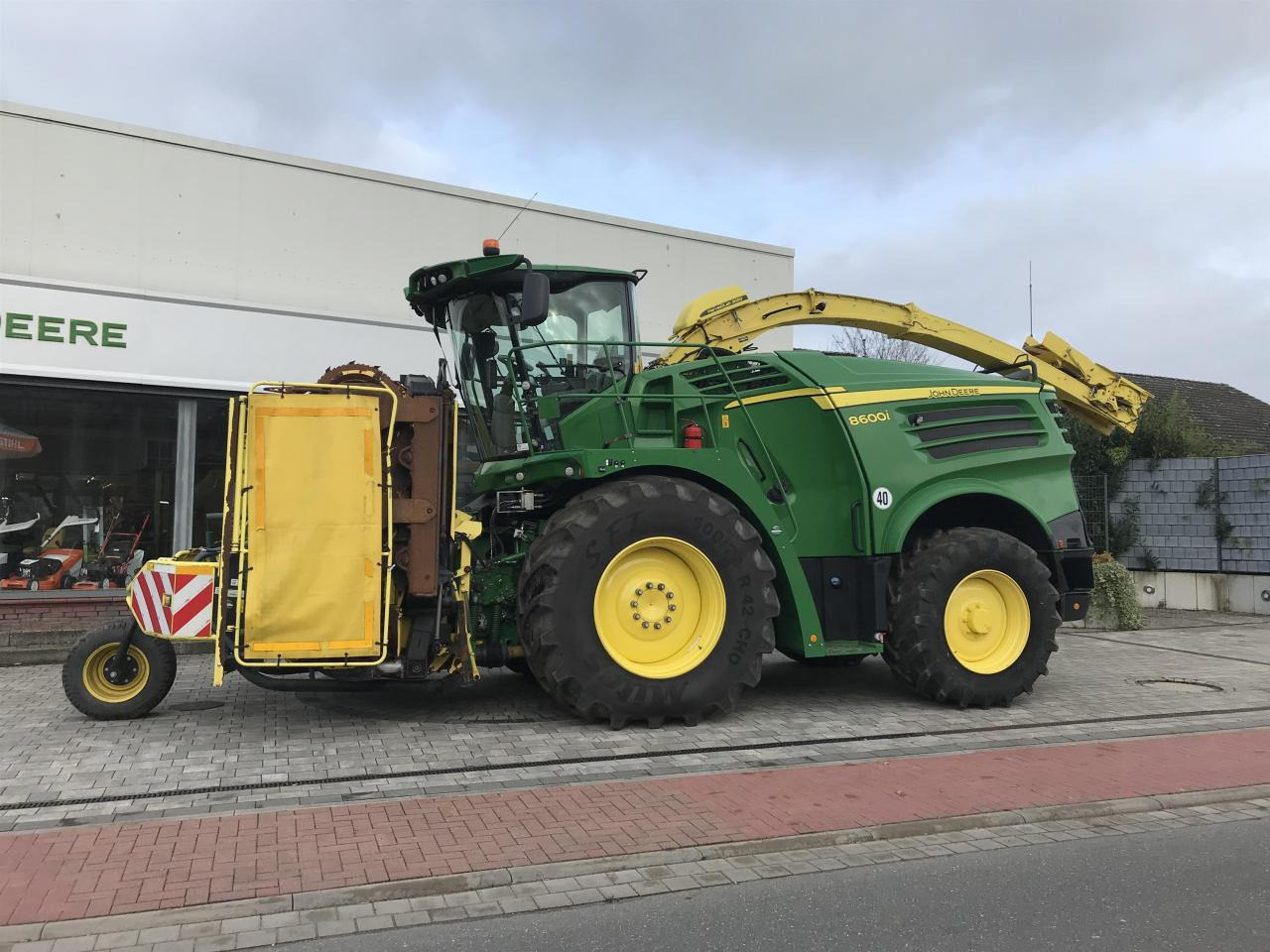John Deere 8600 - Önjáró szecskázógép: 1 kép. John Deere 8600 - Önjáró szecskázógép: 1 kép.
