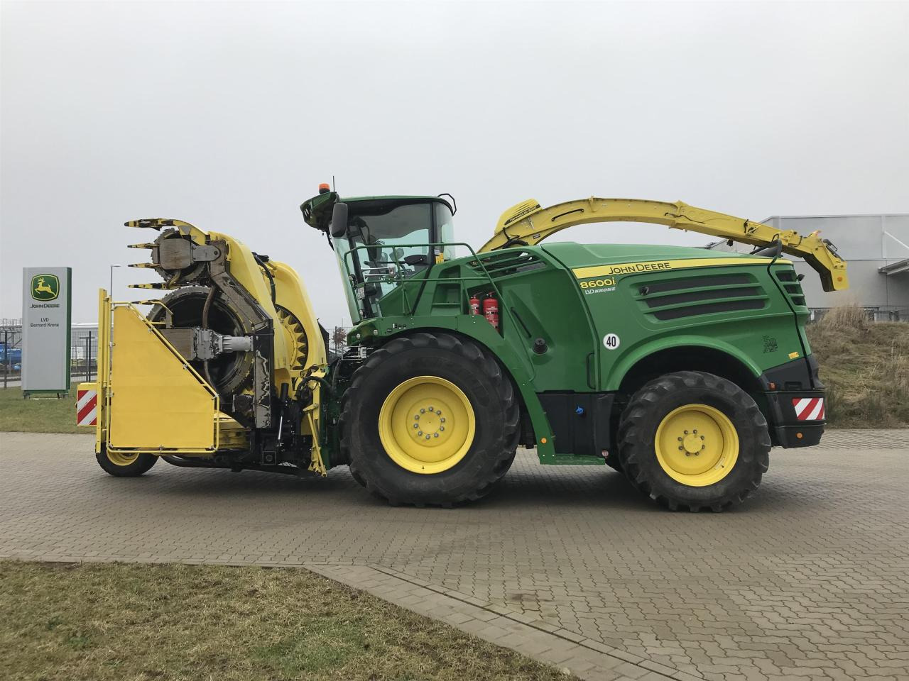 John Deere 8600 - Önjáró szecskázógép: 1 kép. John Deere 8600 - Önjáró szecskázógép: 1 kép.
