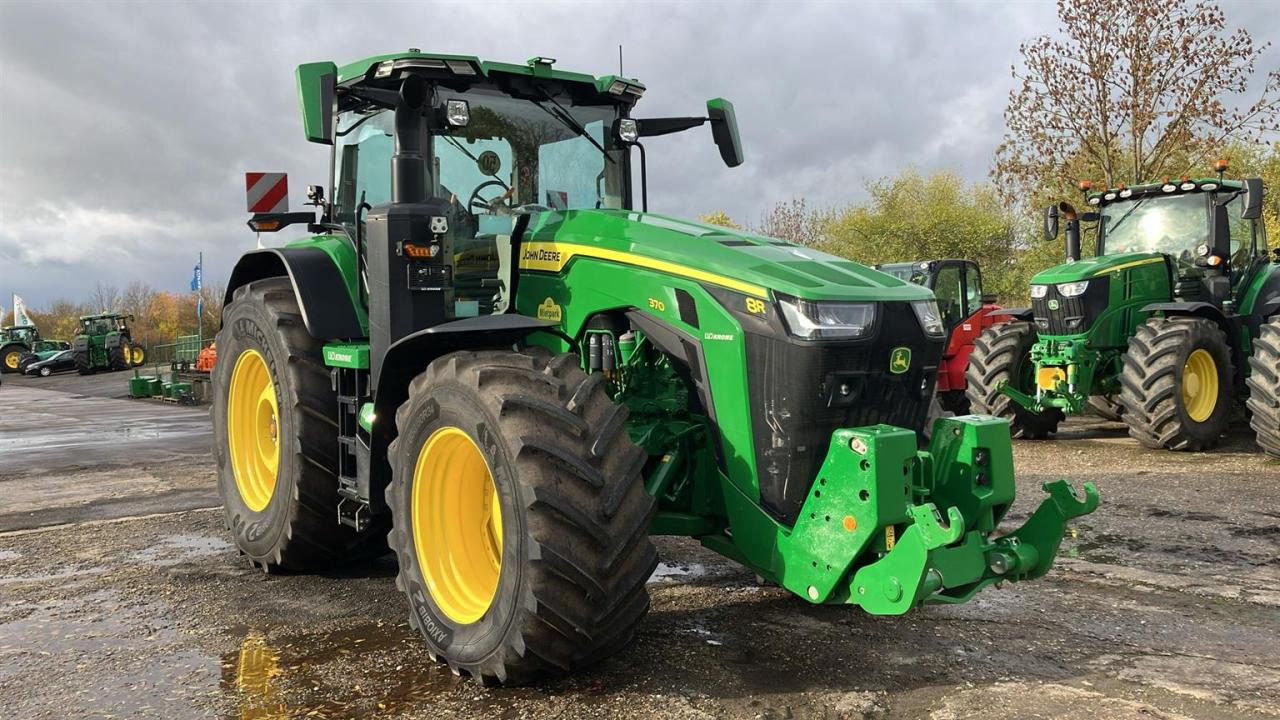 John Deere 8R 370 - Traktor: 1 kép. John Deere 8R 370 - Traktor: 1 kép.
