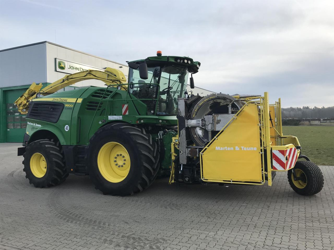 John Deere 9800 - Önjáró szecskázógép: 2 kép. John Deere 9800 - Önjáró szecskázógép: 2 kép.