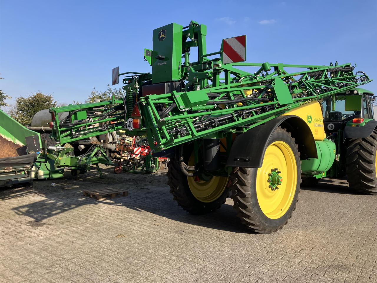 John Deere R740i - Vontatott permetezők: 3 kép. John Deere R740i - Vontatott permetezők: 3 kép.
