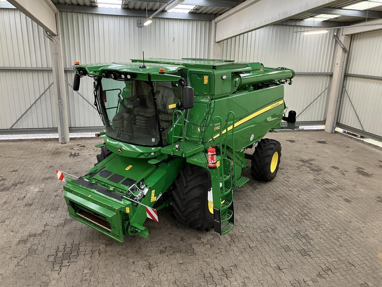 John Deere T560 - Kombájn: 1 kép. John Deere T560 - Kombájn: 1 kép.