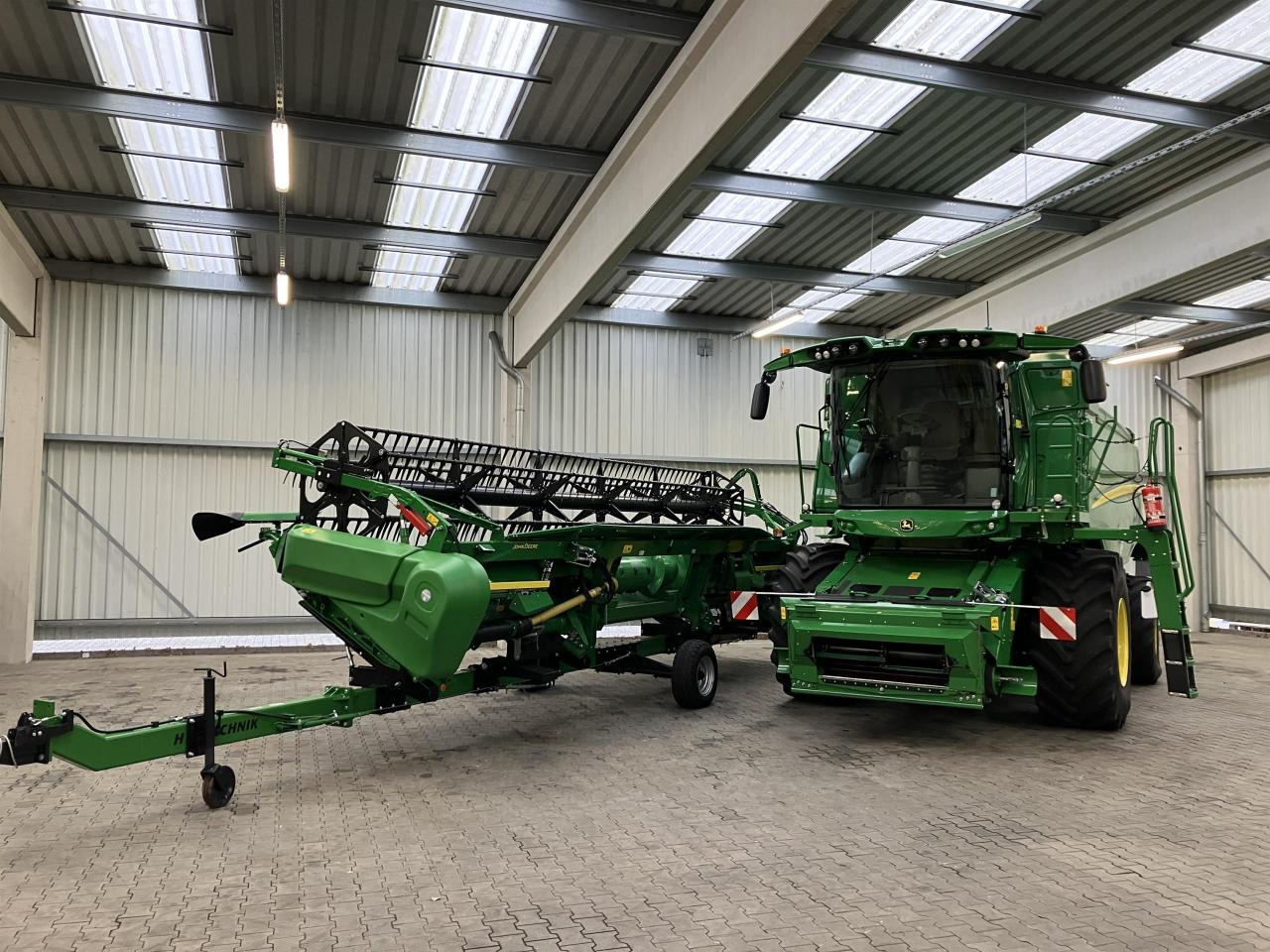 John Deere T560 - Kombájn: 2 kép. John Deere T560 - Kombájn: 2 kép.