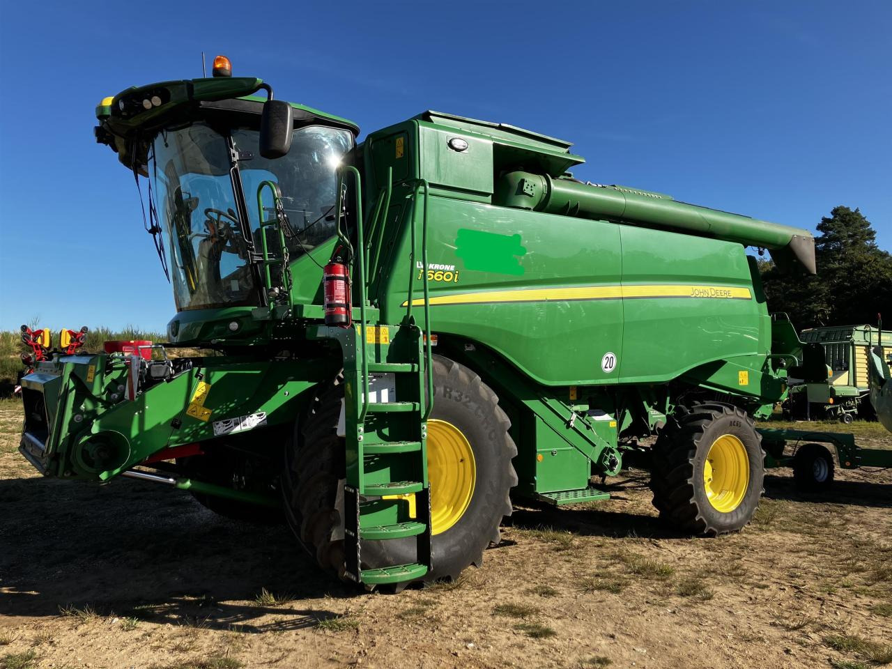 John Deere T660i - Kombájn: 1 kép. John Deere T660i - Kombájn: 1 kép.