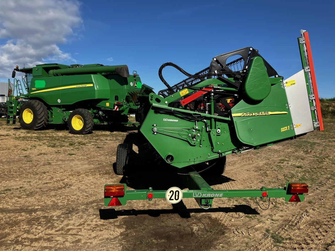 John Deere T660i - Kombájn: 5 kép. John Deere T660i - Kombájn: 5 kép.