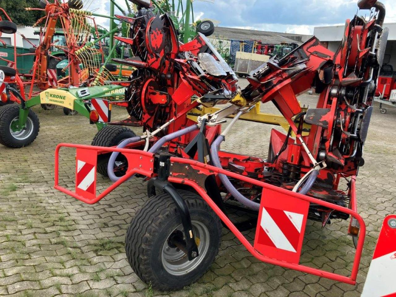 Kemper 375 - Takarmánybetakarító gép: 2 kép. Kemper 375 - Takarmánybetakarító gép: 2 kép.