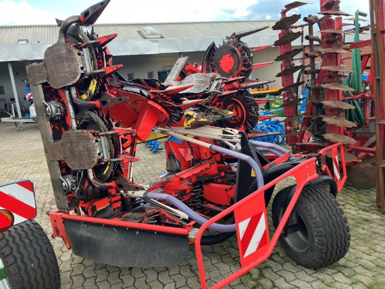 Kemper 375 - Takarmánybetakarító gép: 1 kép. Kemper 375 - Takarmánybetakarító gép: 1 kép.