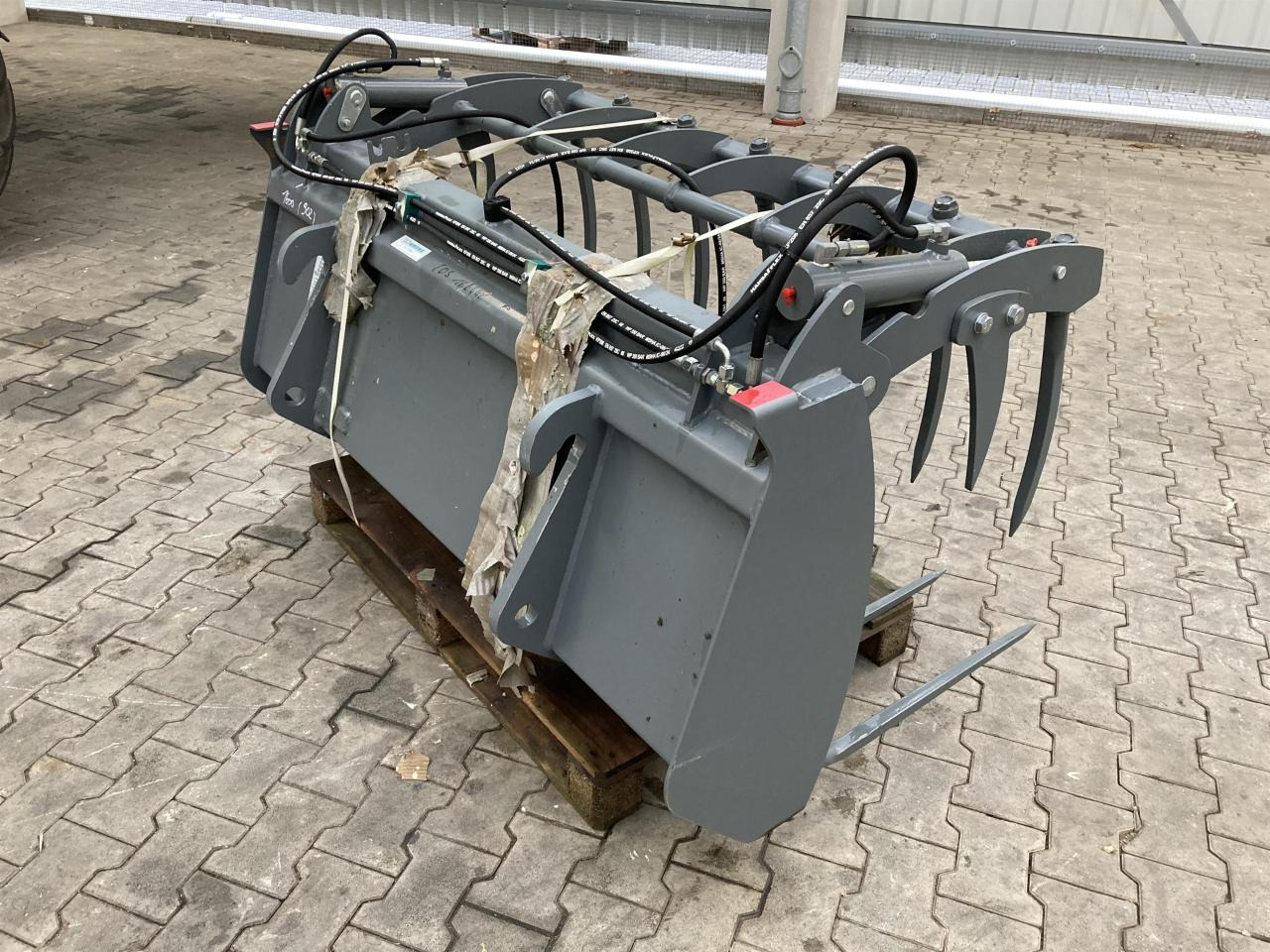 Kramer 1600 mm Vielzweckgabel - Homlokrakodó traktorhoz: 2 kép. Kramer 1600 mm Vielzweckgabel - Homlokrakodó traktorhoz: 2 kép.