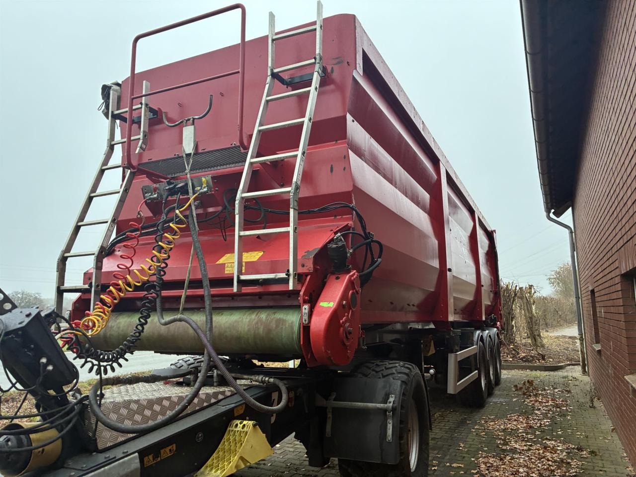 Krampe SB 30 - Mezőgazdasági billenőpótkocsi: 1 kép. Krampe SB 30 - Mezőgazdasági billenőpótkocsi: 1 kép.