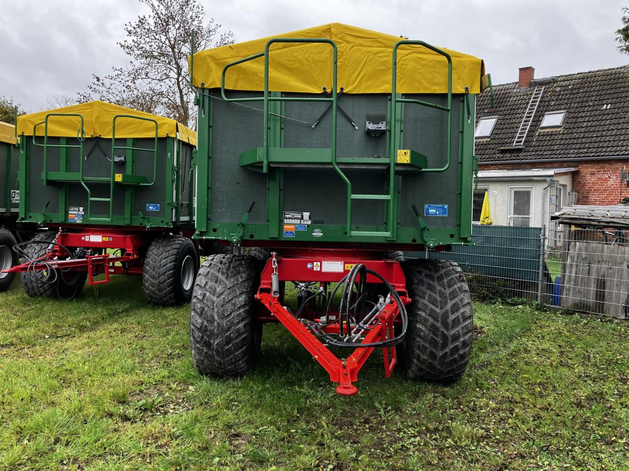 Kröger HKD 302 - Pótkocsi billenőplatós: 3 kép. Kröger HKD 302 - Pótkocsi billenőplatós: 3 kép.