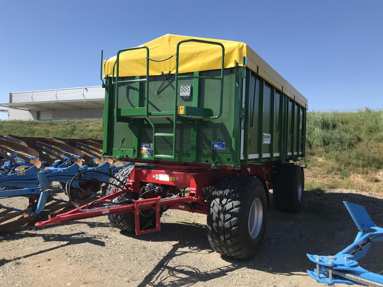 Kröger HKD 302 - Pótkocsi billenőplatós: 5 kép. Kröger HKD 302 - Pótkocsi billenőplatós: 5 kép.