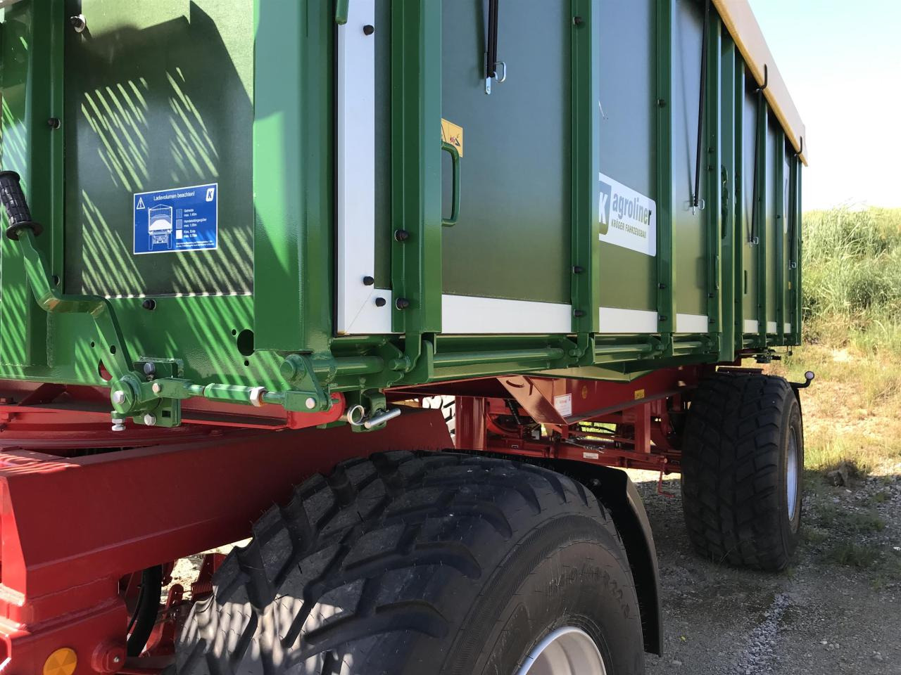 Kröger HKD 302 - Pótkocsi billenőplatós: 2 kép. Kröger HKD 302 - Pótkocsi billenőplatós: 2 kép.