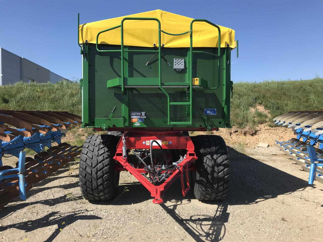 Kröger HKD 302 - Pótkocsi billenőplatós: 4 kép. Kröger HKD 302 - Pótkocsi billenőplatós: 4 kép.