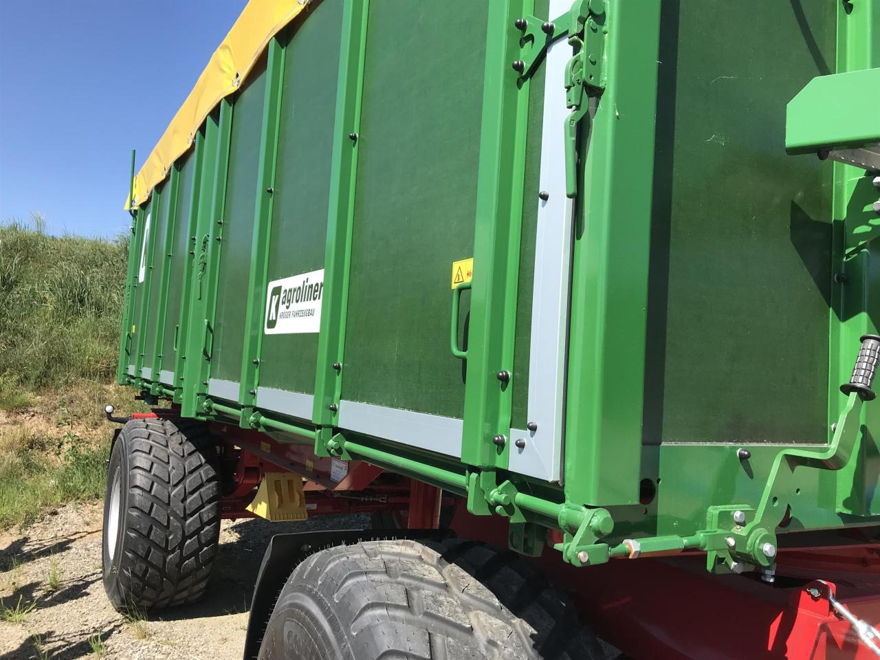 Kröger HKD 302 - Pótkocsi billenőplatós: 3 kép. Kröger HKD 302 - Pótkocsi billenőplatós: 3 kép.