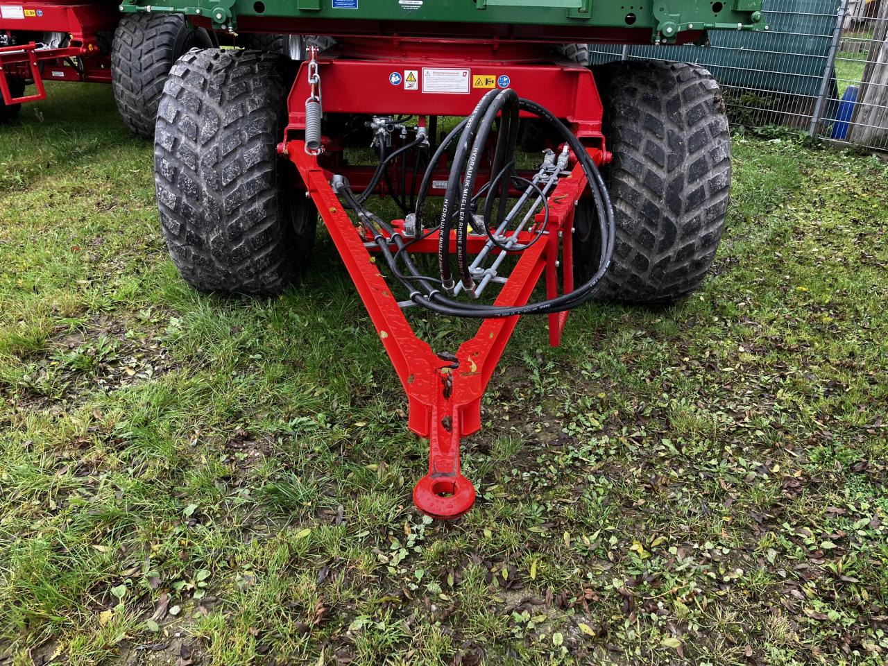 Kröger HKD 302 - Pótkocsi billenőplatós: 4 kép. Kröger HKD 302 - Pótkocsi billenőplatós: 4 kép.