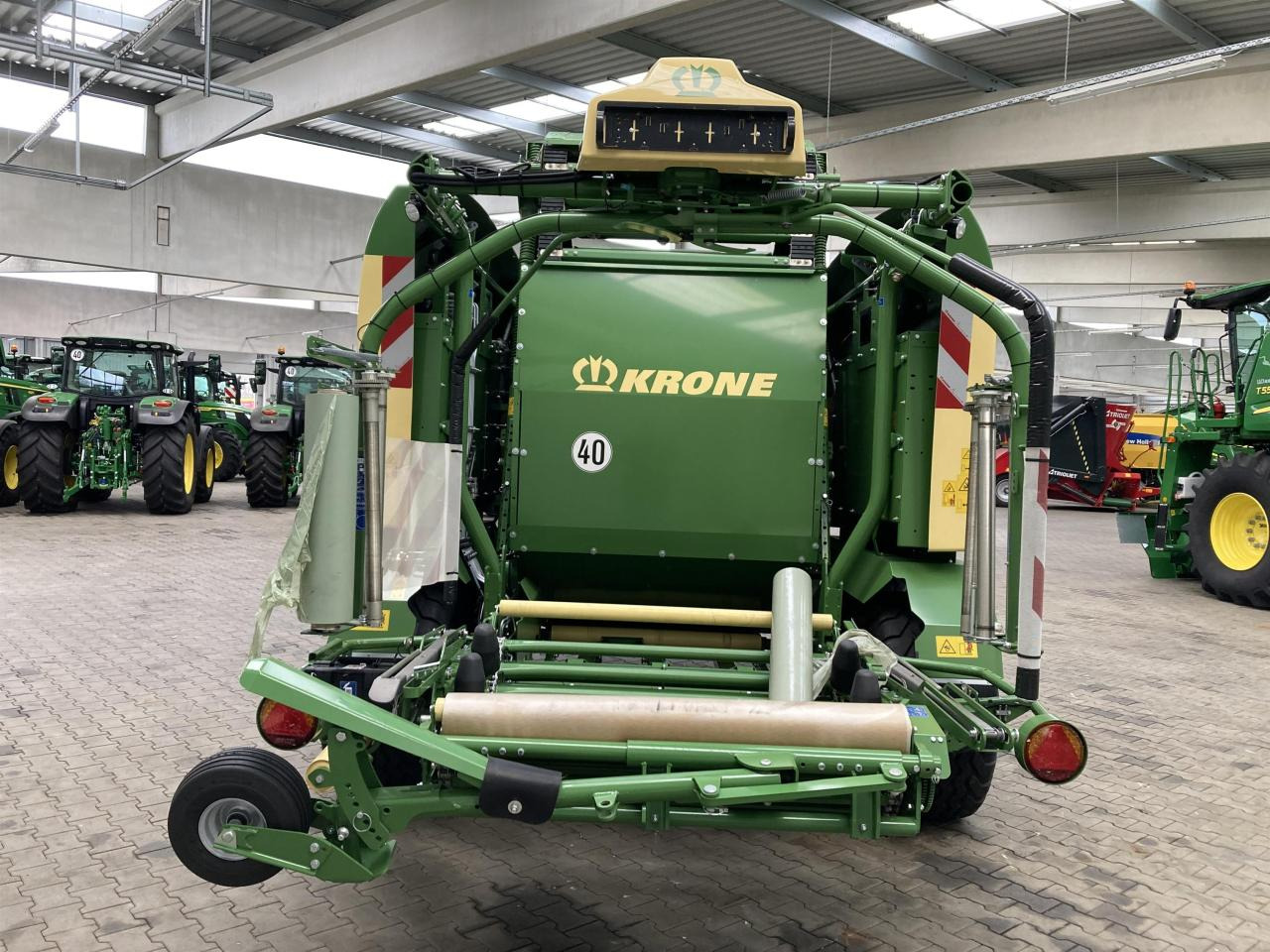 Krone CF 155 XC - Bálázó: 4 kép. Krone CF 155 XC - Bálázó: 4 kép.
