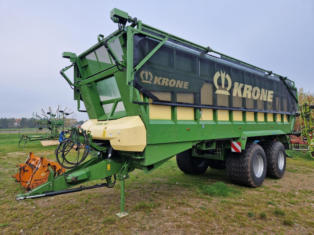 Krone GX 440 - Mezőgazdasági billenőpótkocsi: 2 kép. Krone GX 440 - Mezőgazdasági billenőpótkocsi: 2 kép.