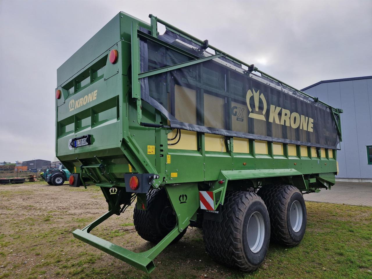 Krone GX 440 - Mezőgazdasági billenőpótkocsi: 4 kép. Krone GX 440 - Mezőgazdasági billenőpótkocsi: 4 kép.