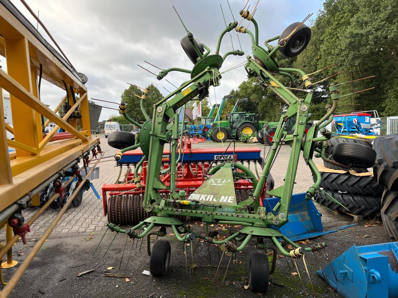 Krone KW 6.70/6 - Szénaforgató: 1 kép. Krone KW 6.70/6 - Szénaforgató: 1 kép.