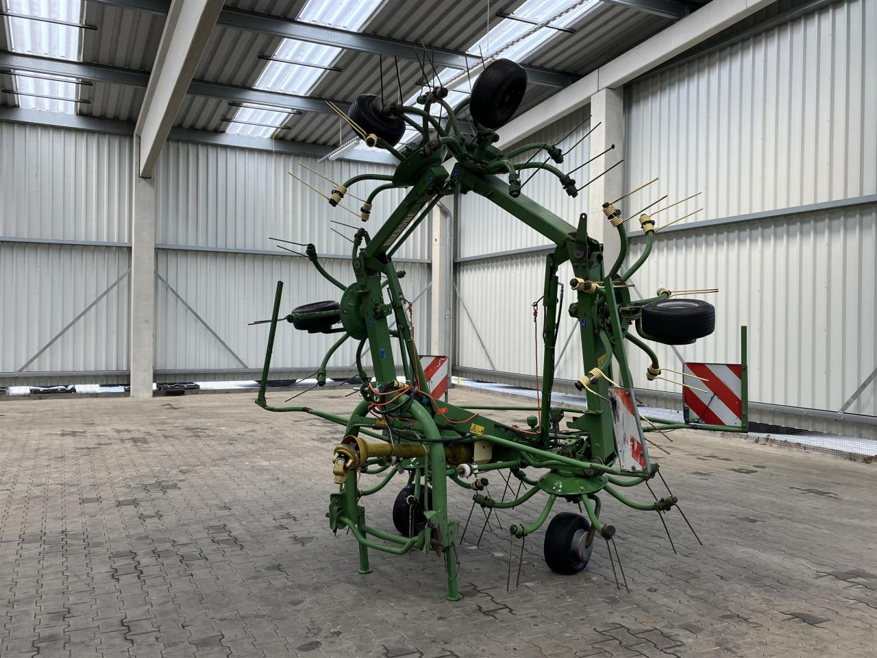 Krone KW 7.70/6x7 - Szénaforgató: 1 kép. Krone KW 7.70/6x7 - Szénaforgató: 1 kép.