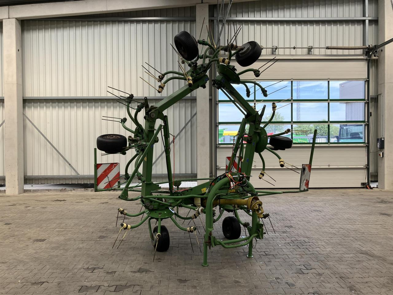 Krone KW 7.70/6x7 - Szénaforgató: 2 kép. Krone KW 7.70/6x7 - Szénaforgató: 2 kép.